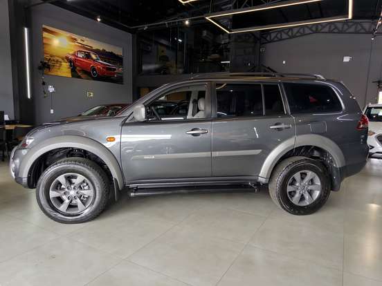 MITSUBISHI-PAJERO-2016