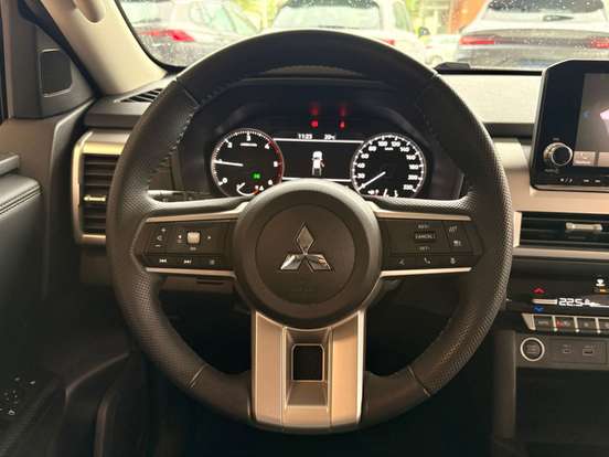 MITSUBISHI-TRITON-2025