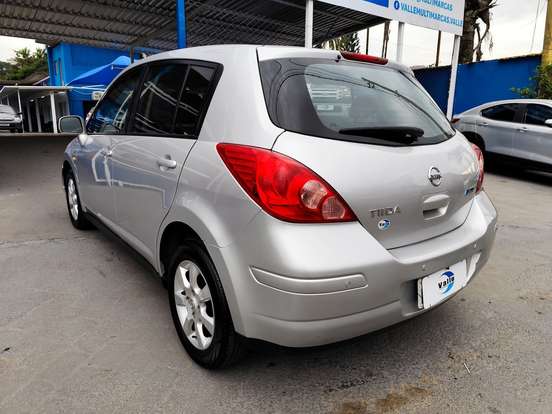 NISSAN-TIIDA-2010