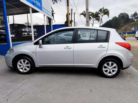 NISSAN-TIIDA-2010