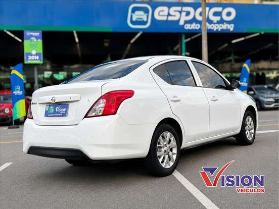 NISSAN-VERSA-2017