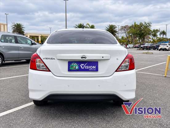 NISSAN-VERSA-2017