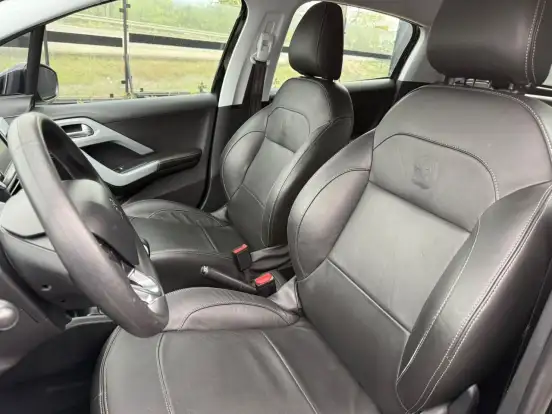 PEUGEOT-208-2015