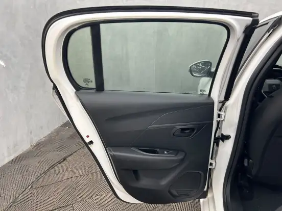 PEUGEOT-208-2021