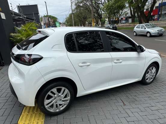 PEUGEOT-208-2021