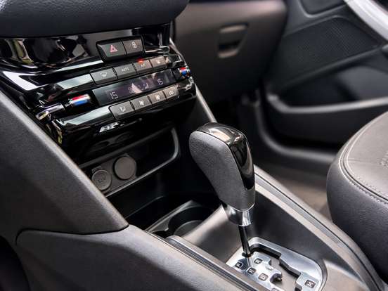 PEUGEOT-208-2017