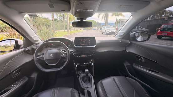 PEUGEOT-208-2021