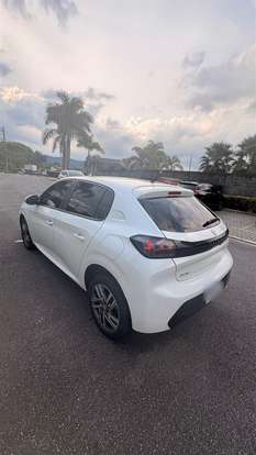 PEUGEOT-208-2021
