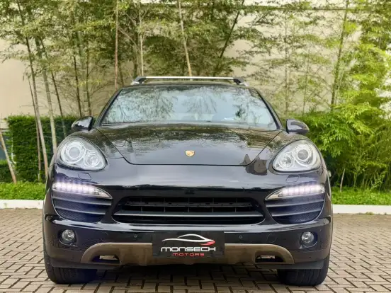 PORSCHE-CAYENNE-2011
