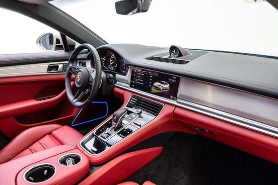 PORSCHE-PANAMERA-2023
