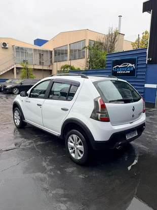 RENAULT-SANDERO-2012