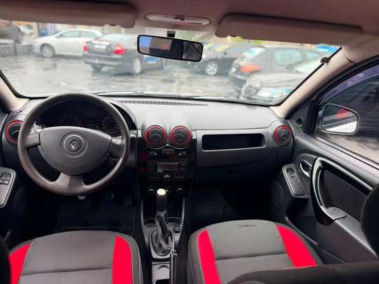 RENAULT-SANDERO-2012