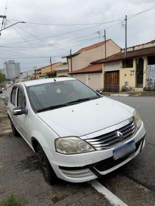 RENAULT-LOGAN-2011