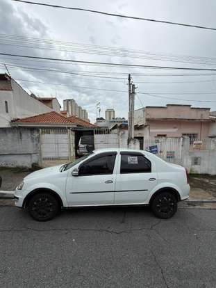 RENAULT-LOGAN-2011