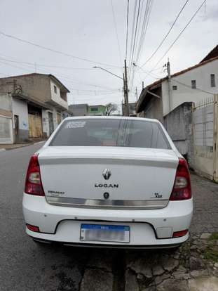 RENAULT-LOGAN-2011