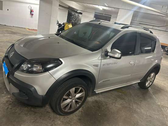 RENAULT-SANDERO-2014
