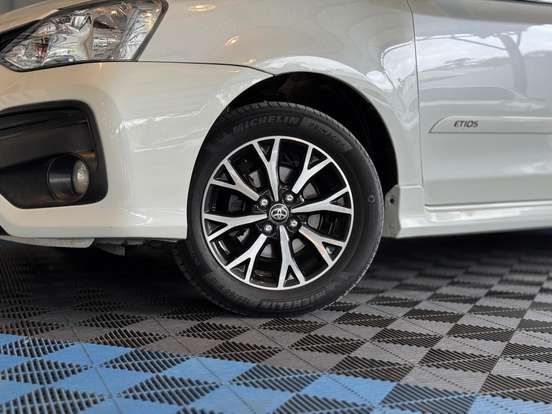 TOYOTA-ETIOS-1.5 PLATINUM SEDAN 16V FLEX 4P AUTOMÁTICO TOYOTA-ETIOS-2017