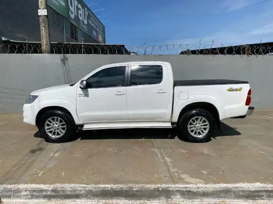 TOYOTA-HILUX-2014