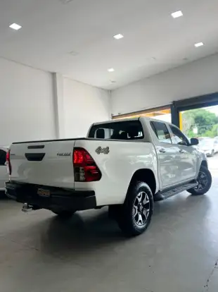 TOYOTA-HILUX-2023