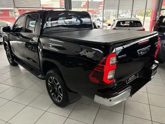 TOYOTA-HILUX-2.8 D-4D TURBO DIESEL CD SRX 4X4 AUTOMÁTICO TOYOTA-HILUX-2023