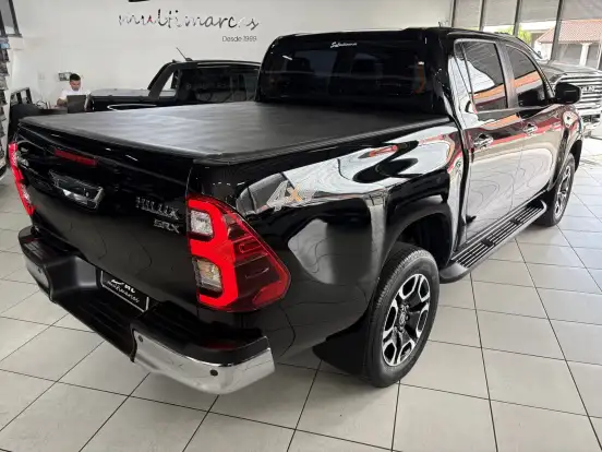 TOYOTA-HILUX-2.8 D-4D TURBO DIESEL CD SRX 4X4 AUTOMÁTICO TOYOTA-HILUX-2023