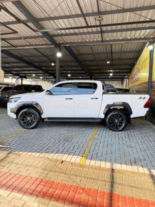 TOYOTA-HILUX-2.8 D-4D TURBO DIESEL CD CONQUEST 4X4 AUTOMÁTICO TOYOTA-HILUX-2023