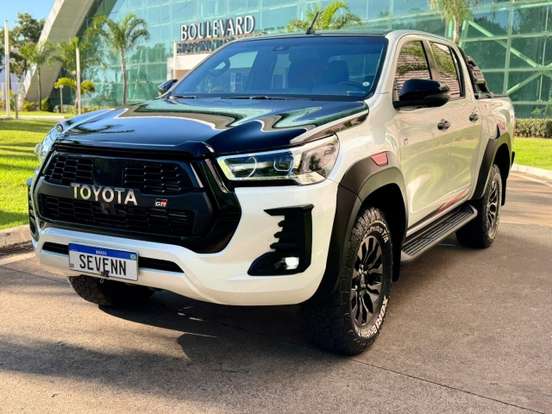 TOYOTA-HILUX-2.8 D-4D TURBO DIESEL CD GR-S 4X4 AUTOMÁTICO TOYOTA-HILUX-2022