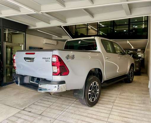 TOYOTA-HILUX-2.8 D-4D TURBO DIESEL CD SR 4X4 AUTOMÁTICO TOYOTA-HILUX-2025