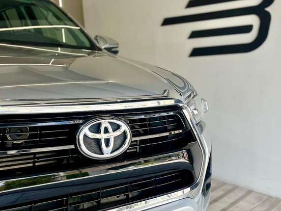 TOYOTA-HILUX-2.8 D-4D TURBO DIESEL CD SR 4X4 AUTOMÁTICO TOYOTA-HILUX-2025