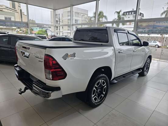 TOYOTA-HILUX-2023