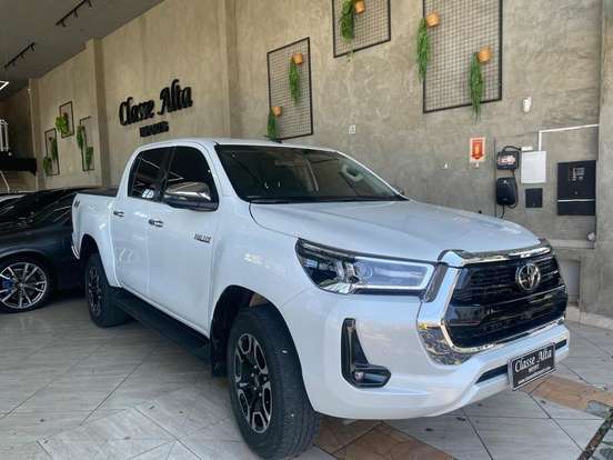 TOYOTA-HILUX-2.8 D-4D TURBO DIESEL CD SRX 4X4 AUTOMÁTICO TOYOTA-HILUX-2025