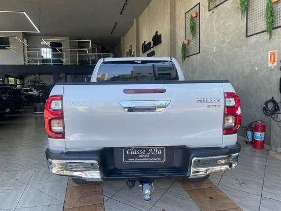 TOYOTA-HILUX-2.8 D-4D TURBO DIESEL CD SRX 4X4 AUTOMÁTICO TOYOTA-HILUX-2025