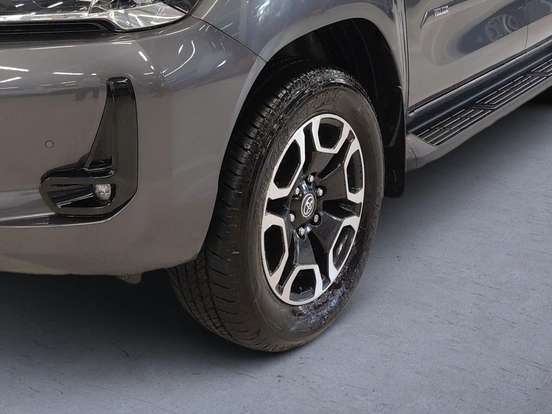 TOYOTA-HILUX-2.8 D-4D TURBO DIESEL CD SRX 4X4 AUTOMÁTICO TOYOTA-HILUX-2025