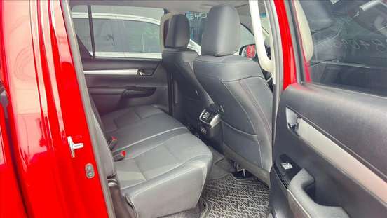 TOYOTA-HILUX-2.8 D-4D TURBO DIESEL CD SRX 4X4 AUTOMÁTICO TOYOTA-HILUX-2025