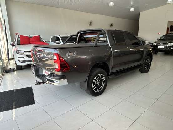 TOYOTA-HILUX-2023