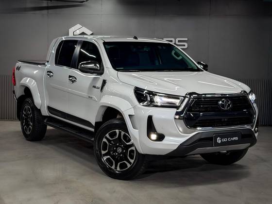 TOYOTA HILUX 2.8 D-4D TURBO DIESEL CD SRX PLUS 4X4 AUTOMÁTICO
