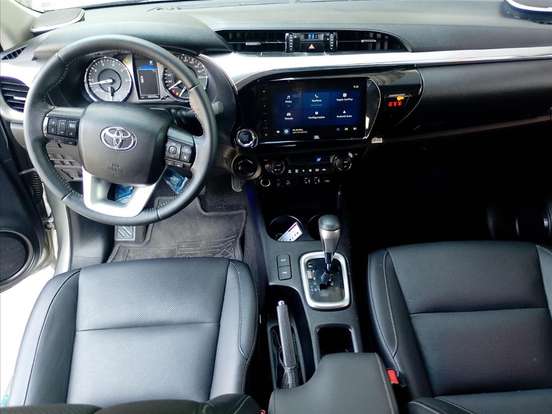 TOYOTA-HILUX-2.8 D-4D TURBO DIESEL CD SRX PLUS 4X4 AUTOMÁTICO TOYOTA-HILUX-2024