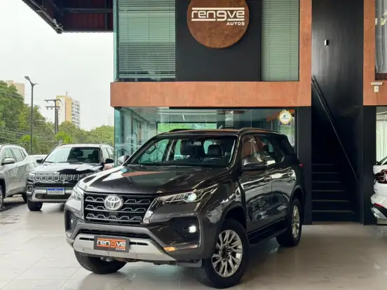TOYOTA-HILUX SW4-2.7 VVT-i FLEX SRV 7L 4X2 AUTOMÁTICO TOYOTA-HILUX SW4-2021