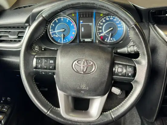 TOYOTA-HILUX SW4-2.7 VVT-i FLEX SRV 7L 4X2 AUTOMÁTICO TOYOTA-HILUX SW4-2021
