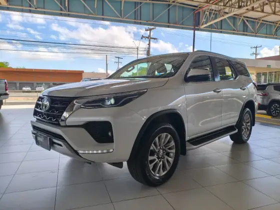 TOYOTA HILUX SW4 2.8 D-4D TURBO DIESEL SRX 7L 4X4 AUTOMÁTICO
