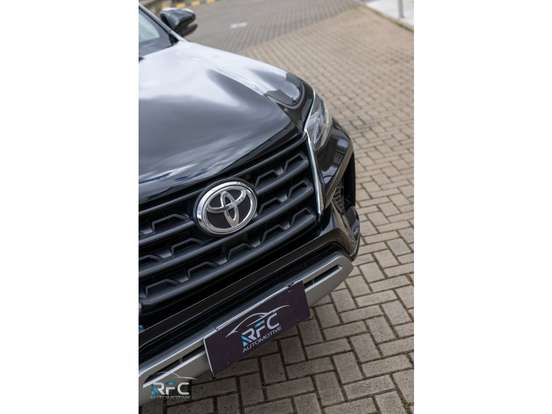 TOYOTA-HILUX SW4-2.7 VVT-i FLEX SRV 7L 4X2 AUTOMÁTICO TOYOTA-HILUX SW4-2021
