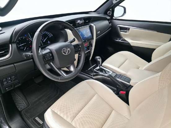 TOYOTA-HILUX SW4-2023