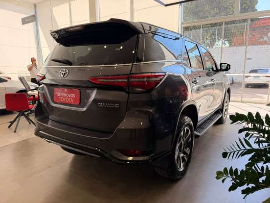 TOYOTA-HILUX SW4-2023