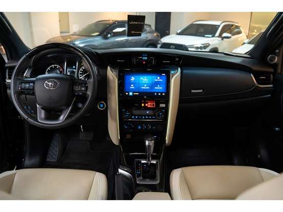 TOYOTA-HILUX SW4-2023