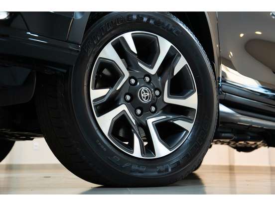 TOYOTA-HILUX SW4-2023