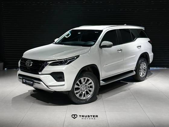 TOYOTA HILUX SW4 2.8 D-4D TURBO DIESEL SRX 4X4 AUTOMÁTICO