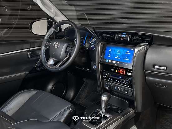 TOYOTA-HILUX SW4-2023