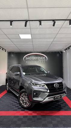 TOYOTA HILUX SW4 2.8 D-4D TURBO DIESEL SRX 4X4 AUTOMÁTICO