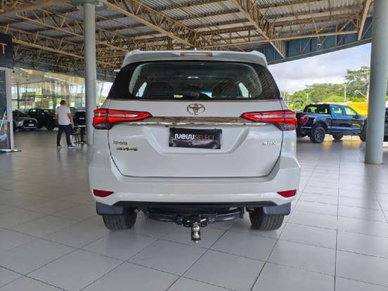 TOYOTA-HILUX SW4-2023