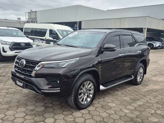 TOYOTA-HILUX SW4-2023